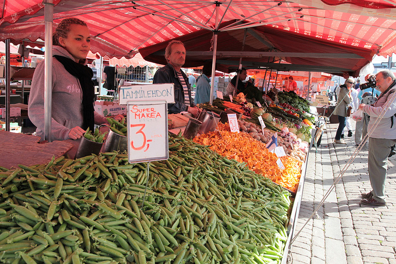 ヘルシンキのマーケット広場 -2- 新鮮な野菜や果物が並ぶ市民の台所
