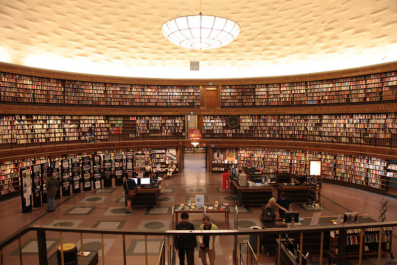 円形の書棚が美しい、ストックホルム市立図書館 | 北欧 triP